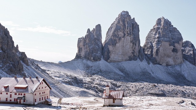 Specialista di montagna mostra mappe topografiche e tracciati di trekking