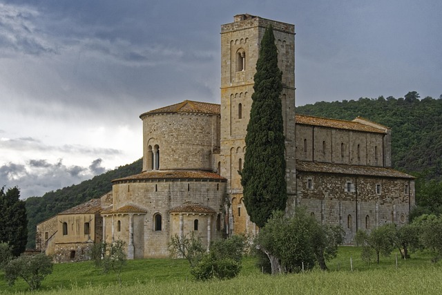 Specialista di campeggio istruisce su montaggio tenda e organizzazione lager