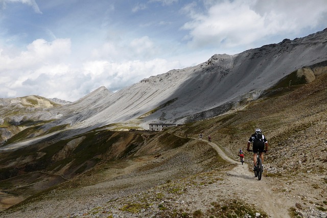 Specialista di sicurezza discute protocolli di sicurezza in montagna